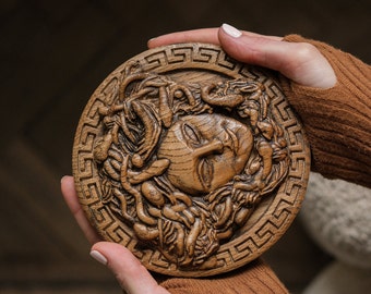 Medusa houtsnijwerk, fascinerend gesneden medusa, gesneden Gorgonenkunst, Medusa wanddecoratie, houtsnijwerkpaneel, Gorgonen Griekse mythologie