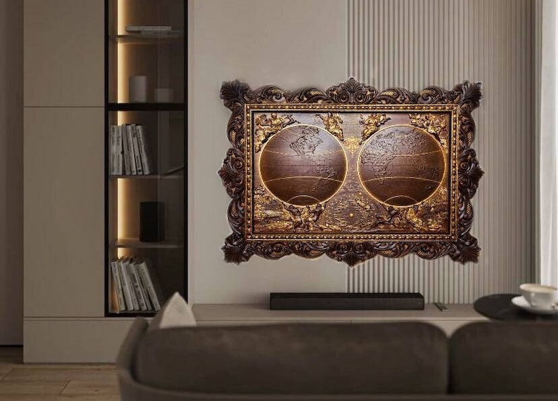 Puede incluir: Una pieza de arte de pared decorativa con dos globos ornamentados de color dorado en un marco tallado de color marr&oacute;n oscuro. Los globos se colocan sobre un fondo de mapa estilizado con acentos dorados.