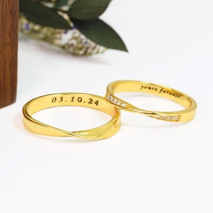 Anillo de pareja Mobius personalizado, anillo Mobius grabado personalizado, anillo trenzado con circonita, anillo de promesa para el meñique, juego de anillos de boda para él y para ella.