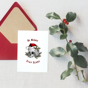 Be Merry Stay Scary Spooky Tarjeta de Navidad Esqueleto Cráneo Gothmas Tarjeta navideña imprimible