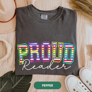 T-shirt LGBTQ, t-shirt de fierté, t-shirt de lecteur fier, t-shirt arc-en-ciel littéraire, haut amoureux des livres queer, cadeau pour les droits de l&#39;homme, j&#39;aime lire