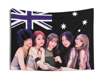 LE SSERAFIM Group Photo Australia Flag Banner, Le Sserafim Members Kpop Flag, Le Sserafim Kpop Merch, Gift Ideas for Fearnot Kpop Fan CUSTOM