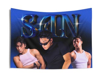 Sesja zdjęciowa Ateez San z niebieskim, vintage'owym banerem z flagą: Kpop Atiny Concert Tour Merch 2025