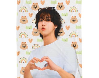 Manta de peluche Skz Han Quokka, manta Ate Stray Kids Kpop, artículos de la gira de Stray Kids, ideas de regalo para estancias, regalos de cumpleaños y artículos de conciertos.