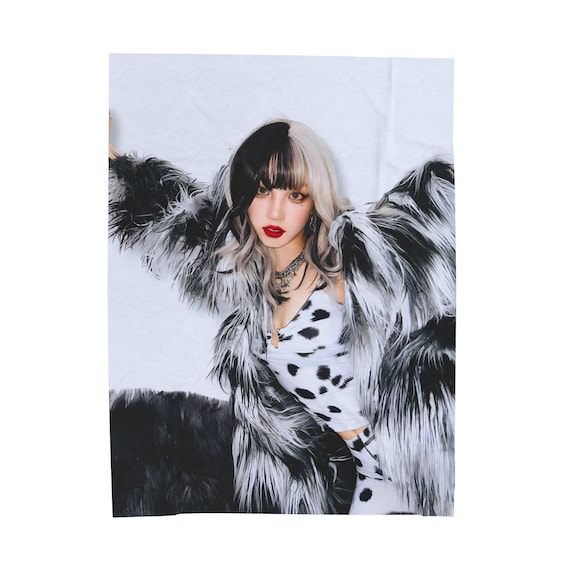 G IDLE Yuqi Blanket, Gidle Yuqi Cruella Photo Super Lady MV Kpop