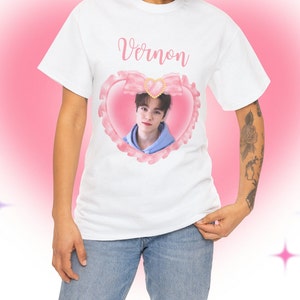 SEVENTEEN Vernon Coquette Bow Kpop Shirt, SVT Tour 2024 Merch, Nana Tour Svt Shirt, Geschenkideen für CARATS, Geburtstagsgeschenk & Konzert Merch