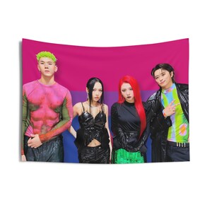 Bandera bisexual de miembros de KARD, tapiz con bandera de Kpop con foto grupal de KARD, decoración con productos de Kpop de miembros de KARD, ideas de regalos para fanáticos de Kpop de Kards ocultos
