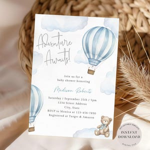 Pode incluir: Um convite para um chá de bebê com um balão de ar quente azul e branco, nuvens e um urso de pelúcia. O texto diz "Aventura Aguarda!" e inclui detalhes do evento, como a data, a hora e o local. Também inclui informações de RSVP.