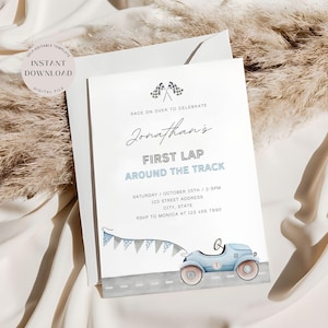 Puede incluir: Una invitación a una fiesta de primer cumpleaños con temática de coches de carreras, en azul y blanco con el texto "Race on over to celebrate Jonathan's First Lap Around the Track" y los detalles de la fiesta.