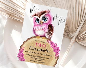Könnte beinhalten: Eine rosa Eule mit braunen Augen und Flügeln, die auf einem Holzscheiben mit dem Text "Who... Whoo... Who!" und "Is turning Two Elizabeth" mit einem rosafarbenen Blumendesign sitzt. Bitte feiern Sie mit uns am Samstag, den 25. Oktober um 16:00 Uhr, 123 Street Address, City, State. RSVP: 123-456-7890.