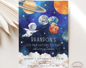 Könnte beinhalten: Eine blaue und violette Einladung zu einem Weltraum-Geburtstag mit einem Comic-Astronauten, der Ballons in Form von Planeten hält. Die Einladung lautet "Brandon's 5th Trip Around the Sun!" und enthält das Datum und die Uhrzeit der Party.
