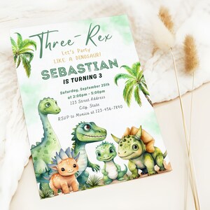Op de afbeelding: Een groene en witte dinosaurus-verjaardagsuitnodiging met de tekst "Three-Rex Let's Party Like a Dinosaur! Sebastian is turning 3" en details voor het feest.