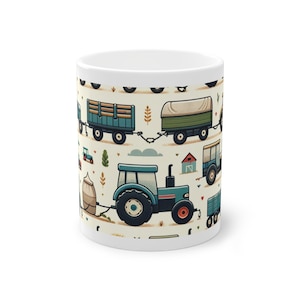 Könnte beinhalten: Weiße Keramiktasse mit einem sich wiederholenden Muster aus Traktoren, Anhängern und Farmelementen in Blau, Grün und Braun. Das Design umfasst einen Traktor, einen Heuballen und eine kleine Scheune. Die Tasse fasst etwa 325 ml.