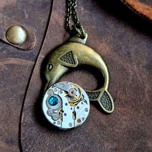 Collana Steampunk con balena. Ciondolo con meccanismo a orologeria. Balena vintage in ottone. Collana con meccanismo a orologeria.