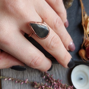 Dark academia ring. Teardrop witch protection ring. Black obsidian Cooper ring. Pagan handmade jewelry.