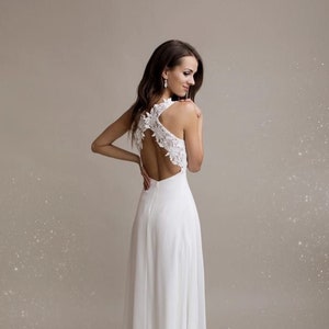 Floor-length wedding dress decorated with lace - open back ivory