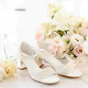 Bridal pumps sandal shoes made of satin with pearls Ivory/cream W image 4