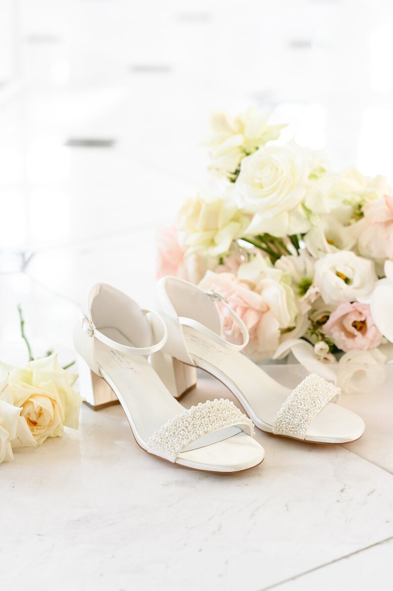 Bridal pumps sandal shoes made of satin with pearls Ivory/cream W image 4