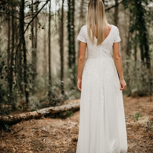 Brautkleid Fit &Flair lang mit kurzen Ärmeln Pailletten Bestickung Bild 3