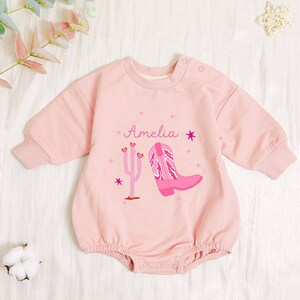 Różowy kombinezon Cowgirl Baby Bubble | 100% bawełniany ubranko dla dziecka | Różowa bluza Cowgirl Baby | Pierwszy strój rodeo dla dziecka | Niestandardowe urodziny Cowgirl