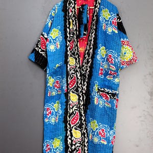 Handgjord vintage Kantha Patchwork lång kimono-morgonrock: Återvunnen bomullsboho-jacka