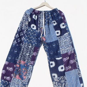 Könnte beinhalten: Blaue und lila Patchwork-Hose mit Kordelzug. Die Hose ist aus Baumwolle und hat eine lockere Passform.