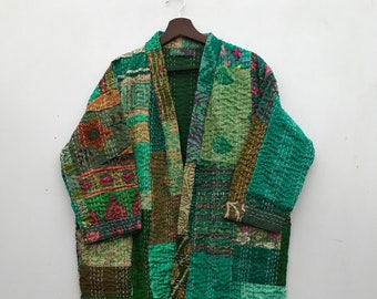 Vestaglia in seta Kantha, cucita a mano, realizzata con trapunte Kantha di seta vintage. Taglia unica, con tasche e cintura abbinata, pezzo unico.