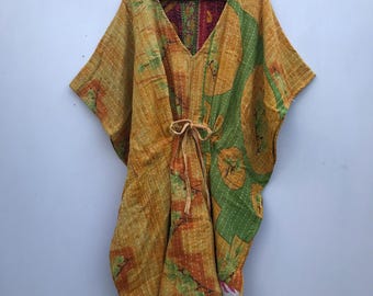 Puede incluir: Un vestido kantha amarillo, verde y naranja con un lazo en la cintura. El vestido tiene cuello en V y mangas cortas.
