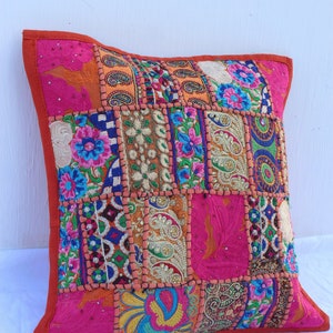 Puede incluir: Una funda de coj&iacute;n de patchwork colorido con bordados intrincados y lentejuelas. La funda est&aacute; hecha de varias telas en tonos de rosa, naranja, azul, verde y dorado. La funda de coj&iacute;n es perfecta para agregar un toque de estilo bohemio a cualquier habitaci&oacute;n.