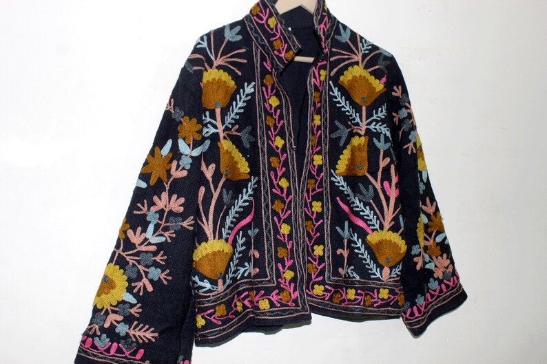 Pu&ograve; includere: Giacca blu navy scuro con ricami floreali colorati. La giacca presenta un design dettagliato con fiori e foglie gialle, rosa e blu. Il ricamo &egrave; sulla parte anteriore, sulle maniche e sul colletto.