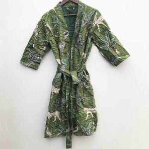 Bata kimono Kantha de algodón verde: ropa de estar por casa estilo boho hecha a mano con patchwork.