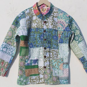 Könnte beinhalten: Eine Patchwork-Steppjacke mit Mandarinkragen und Knopfleiste. Die Jacke besteht aus verschiedenen Stoffen mit Blumenmustern in den Farben Blau, Grün, Weiß und Rosa.