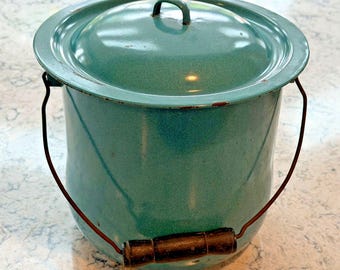 Cubo/balde/olla decorativa de metal esmaltado azul claro de estilo vintage con asa abatible y tapa.