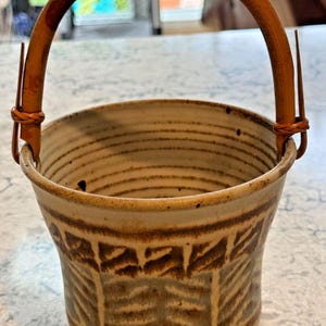 Carol Rosenbloom 1970er Jahre SC Studio Art Pottery Korb mit gewebtem Holzgriff 23 cm