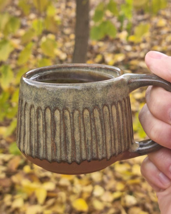 Handgemachte, geriffelte Steinzeug Tasse in erdigen Waldtönen, inspiriert vom Japandi-Stil - EU-Versand