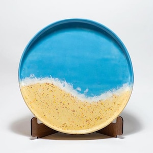 Handgemachter Keramikteller Seaside: Seaside Dekor mit Holzständer