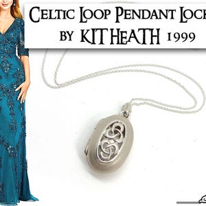 Puede incluir: Collar con colgante de medallón de bucle celta de plata de Kit Heath, 1999. El medallón presenta un diseño de nudo celta detallado.