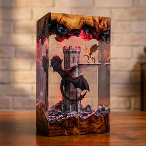 Lampada da notte a LED a forma di drago fantasy, realizzata a mano in resina, con castello di draghi, decorazione fantasy medievale, lampada da scrivania unica, regalo per gamer. immagine 3