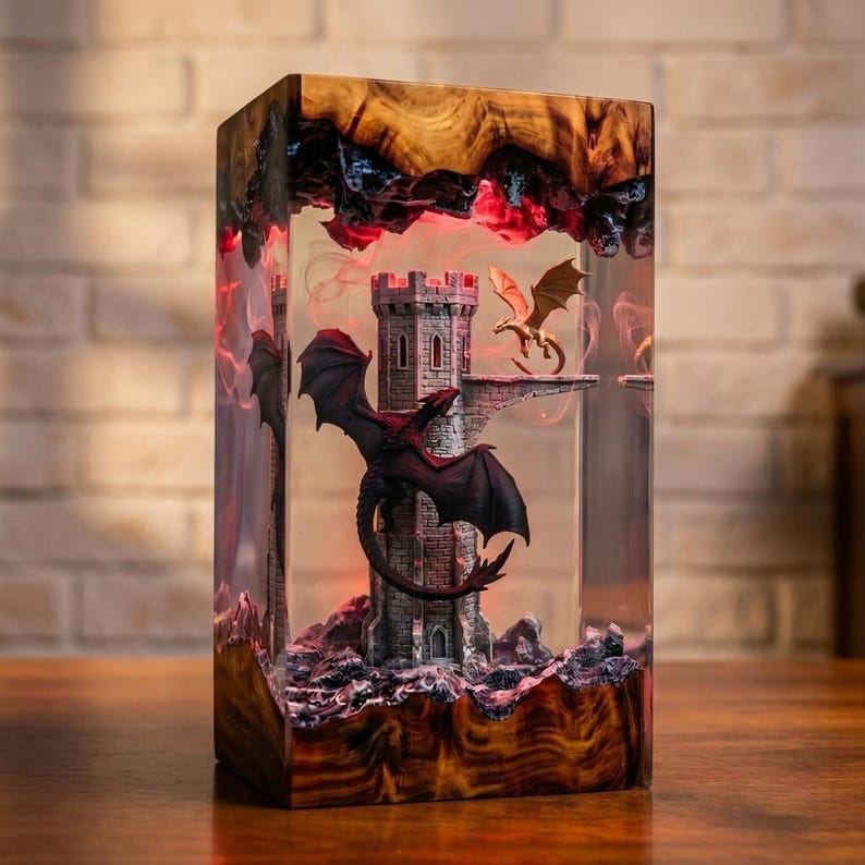 Lampada da notte a LED a forma di drago fantasy, realizzata a mano in resina, con castello di draghi, decorazione fantasy medievale, lampada da scrivania unica, regalo per gamer. immagine 3