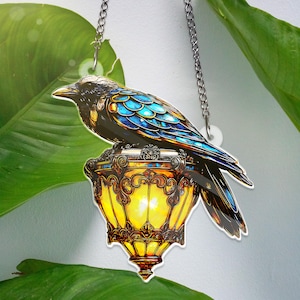 Rabe Gothic auf Laterne ACRYL Fensterschmuck Suncatcher Faux Buntglas Halloween Krähe auf Lampe Halloween Dekor Dark Academia Home hängend