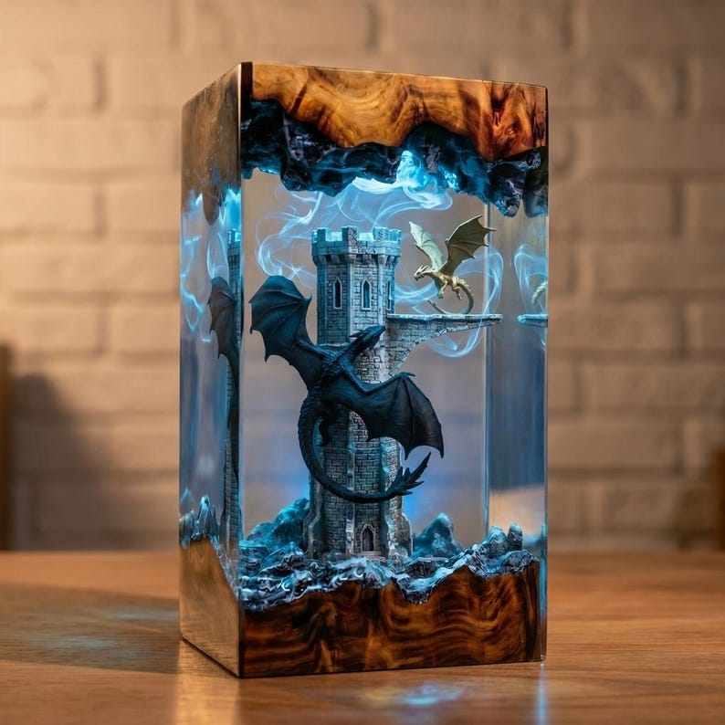 Lampada da notte a LED a forma di drago fantasy, realizzata a mano in resina, con castello di draghi, decorazione fantasy medievale, lampada da scrivania unica, regalo per gamer. immagine 1