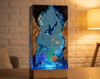 Diepzeelamp van hars, diorama van een walvisschipwrak met duiker, houten lamp met ruwe epoxyrand, oceaannachtlampje, cadeau voor duikers met zeedieren