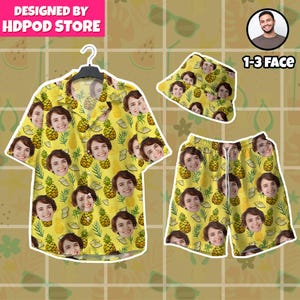 Op de afbeelding: Een geel en groen geprint shirt, shorts en een bucket hat met een ananasontwerp. Het patroon bevat meerdere gezichten. De tekst "1-3 Face" staat in de rechterbovenhoek van de afbeelding.