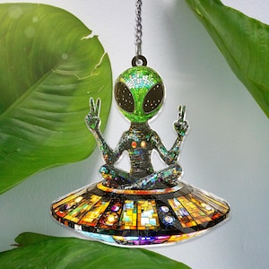 Alien UFO AKRYL Fönsterhängande dekor – Akrylmosaik Solfångare Rymddekor för Sci-Fi-älskare Halloweendekor Konstmålat glas