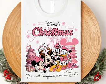 Camiseta de Navidad de Disney: El lugar más mágico de la Tierra, camisetas navideñas de Disney Mickey y sus amigos, camiseta de regalo navideño de Magic Kingdom