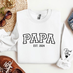 Benutzerdefinierter Papa Est 2025 Sweatshirt auf dem Ärmel Personalisiert mit Kindername Vatertagsgeschenk, kundenspezifisches Vatertagsgeschenk für neuen Vater, neues Elterngeschenk