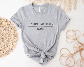 Koszulka dla mamy z nadrukiem University Mom, fajna, przytulna koszulka z nadrukiem University Mom, koszulka Proud Mom University, spersonalizowana koszulka Best Gift For Mother Daughter