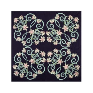 Op de afbeelding: Een vierkante navyblauwe sjaal met een herhalend patroon van witte en roze bloemen en groene bladeren. De bloemen zijn gestileerd en hebben een vintage uitstraling.