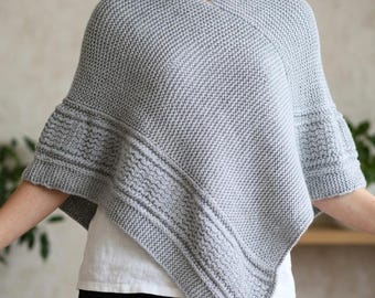Patrón de tejido para poncho The Winding Lanes Poncho para mujer, capa de punto trenzado, 3 tallas, descarga instantánea en PDF para que tejas tú misma.
