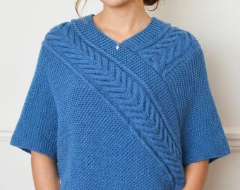 Patrón de punto para poncho Arrowhead Poncho cruzado de punto trenzado para mujer, capa para mujer, 3 tallas. Descarga instantánea en PDF para que lo tejas tú misma.
